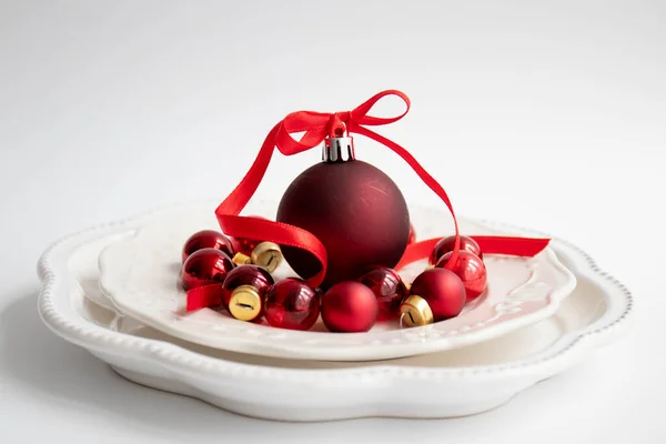 Bola Pendurada Natal Vermelho Com Fita Vermelha Fundo Branco — Fotografia de Stock