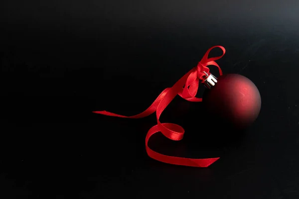 Bola Pendurada Natal Vermelho Com Fita Vermelha Fundo Preto — Fotografia de Stock