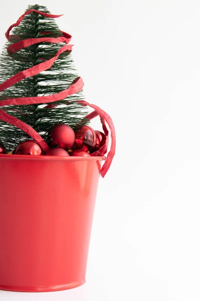 Pequena Árvore Natal Para Decoração Colocada Caixa Lata Vermelha Cama — Fotografia de Stock
