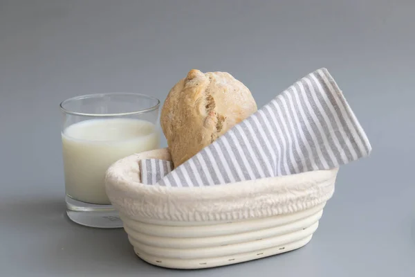 Ciabatta Хлеб Белом Фоне Стаканом Молока — стоковое фото