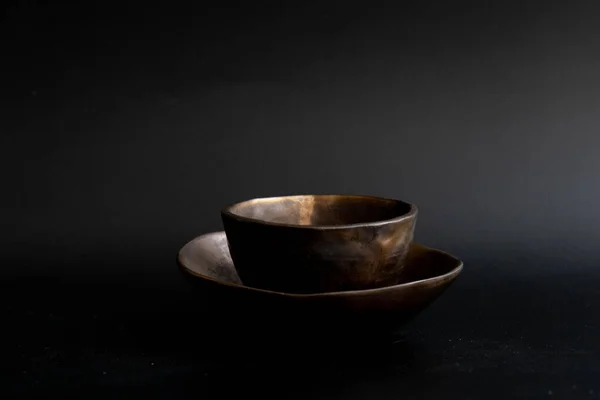 Moderne Teetasse Mit Untertasse Kupferfarben Auf Schwarzem Hintergrund — Stockfoto