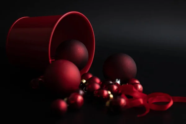 Rote Weihnachtskugeln Der Roten Blechdose Auf Schwarzem Hintergrund — Stockfoto