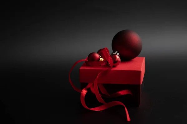 Siyah arkaplanda Noel hediyesi