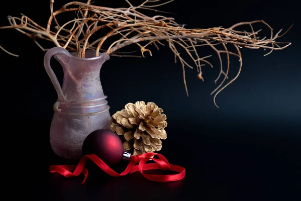 Flieder Antike Vase Mit Getrocknetem Orangenfächer Goldkiefernzapfen Roten Beeren Roter — Stockfoto