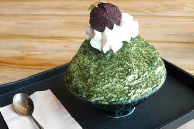 Koreli yeşil çay buzu Bingsu diye bağırıyor.