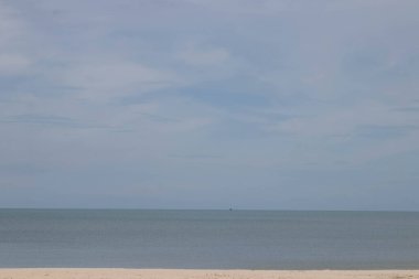 Huzurlu ve huzurlu bir an. Güneşli bir günün altında kumsalda, berrak mavi gökyüzü, sakin bir deniz ve kendinle ol.