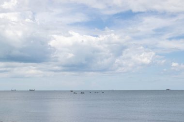 Huzurlu ve huzurlu bir an. Güneşli bir günün altında kumsalda, berrak mavi gökyüzü, sakin bir deniz ve kendinle ol.