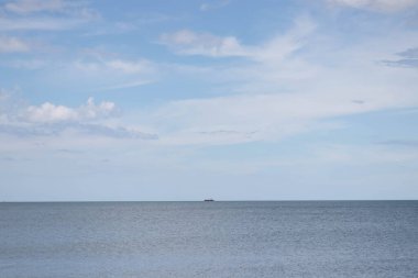 Huzurlu ve huzurlu bir an. Güneşli bir günün altında kumsalda, berrak mavi gökyüzü, sakin bir deniz ve kendinle ol.