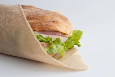 Beyaz arka planda sağlıklı sandviç, jambon ve peynirli ciabatta ekmeği.