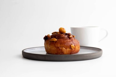 Lezzetli tatlı, beyaz arka planda karamelize edilmiş fındıklı Brioche.