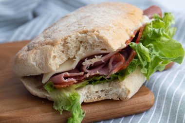 Modern yaşam tarzı için sağlıklı, jambonlu Ciabatta Sandviçi.