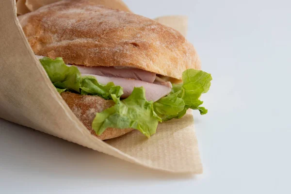 Sandwich Saludable Jamón Queso Ciabatta Pan Sobre Fondo Blanco — Foto de Stock