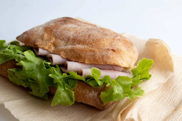 Υγιεινό Σάντουιτς Ζαμπόν Και Τυρί Ψωμί Ciabatta Λευκό Φόντο — Φωτογραφία Αρχείου