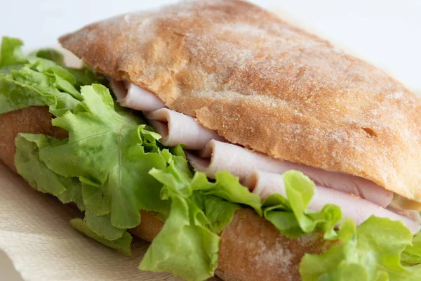 Υγιεινό Σάντουιτς Ζαμπόν Και Τυρί Ψωμί Ciabatta Λευκό Φόντο — Φωτογραφία Αρχείου