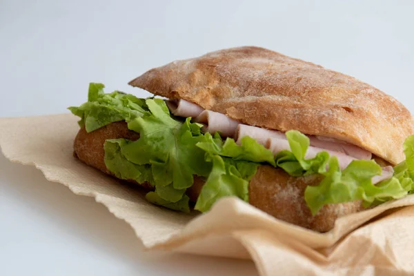 Sandwich Saludable Jamón Queso Ciabatta Pan Sobre Fondo Blanco — Foto de Stock