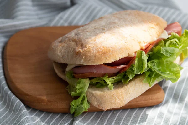 Zdrowy Szybki Posiłek Dla Nowoczesnego Stylu Życia Ciabatta Sandwich Szynką — Zdjęcie stockowe