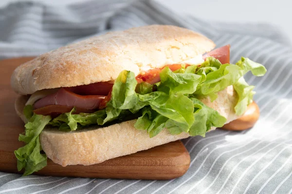 Modern yaşam tarzı için sağlıklı, jambonlu Ciabatta Sandviçi.