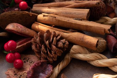 Tarçın Çubuğu, kurutulmuş Turuncu ve Yıldız Anasonlu, Yeşil Funda, Çam Kozalağı ve Kırmızı Böğürtlenlerle süslenmiş.