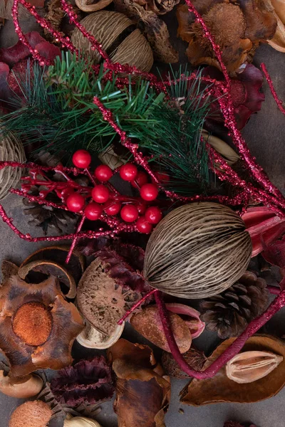 Çam kozalağı, Noel taşakları, kırmızı böğürtlenler ve yeşil firavun