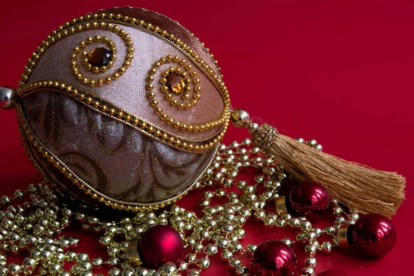 Викторианский Рождественский Шар Висит Мяч Золотая Цепь Красные Рождественские Шары — стоковое фото
