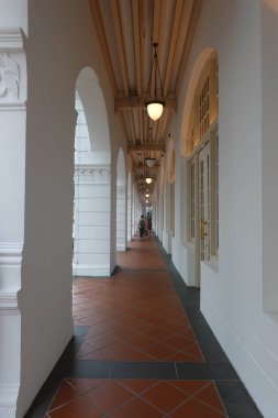 Gece vakti sessiz ve sessiz bir geçit.