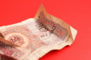 Kırmızı arka planda karışık Çin parası, Renminbi.