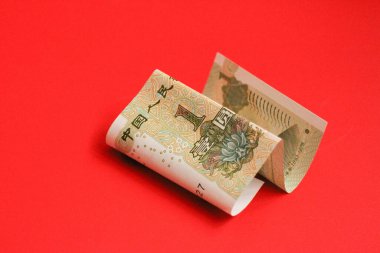 Kırmızı arka planda karışık Çin parası, Renminbi.