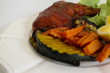 Beyaz arka planda barbekü soslu ızgara tavuk.