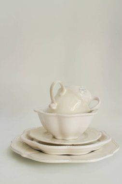 Masa takımı, beyaz çay fincanları ve beyaz seramik tabaklar.