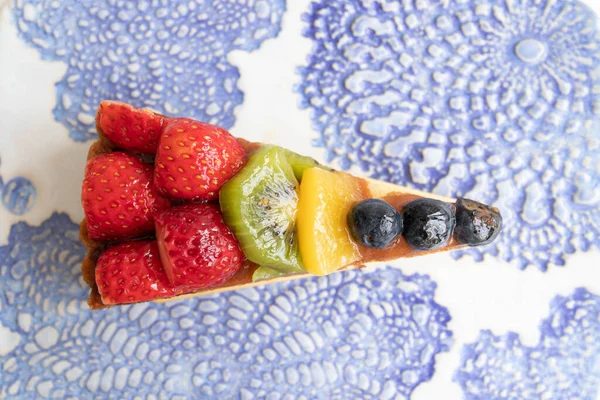 Delicioso Bolo Frutas Dinamarquês Fundo Branco Coberto Com Morangos Frescos — Fotografia de Stock