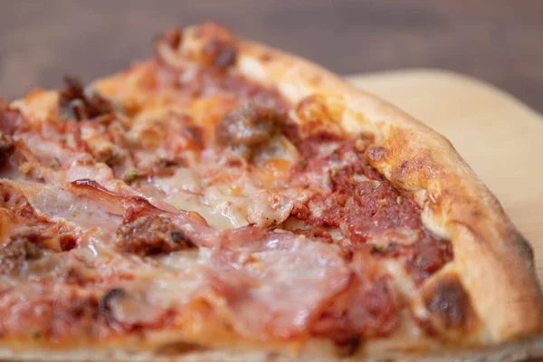 Menu Italiano Saboroso Uma Fatia Pizza Amante Carne Fundo Branco Imagens Royalty-Free