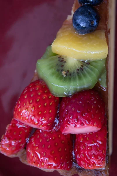 Delicioso Bolo Frutas Dinamarquês Fundo Branco Coberto Com Morangos Frescos — Fotografia de Stock