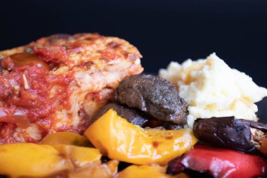 Bir dilim et lazanyasını ızgara sebzeyle kapat.