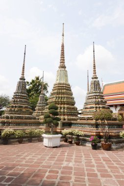 Sütundaki renkli seramik süsü, Wat Phra Chetuphon, Bamgkok, Tayland. Bu fotoğraf 07 / 02 / 2023 'te çekildi.