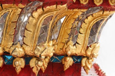 Sütundaki renkli seramik süsü, Wat Phra Chetuphon, Bamgkok, Tayland. Bu fotoğraf 07 / 02 / 2023 'te çekildi.