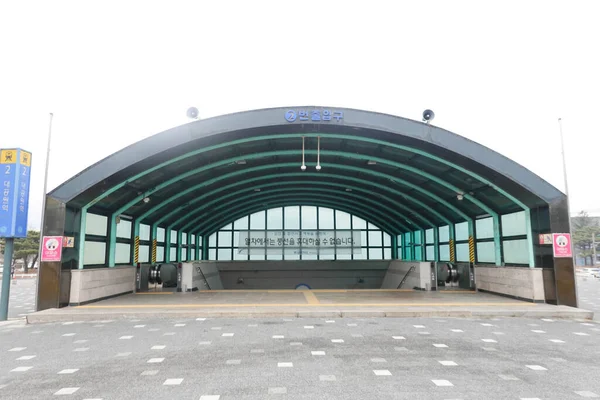 Seul Grand Park 'a giden metrodan çıkış, Seul Grand Park, Güney Kore, bu fotoğraf 17 Şubat 2023' te çekildi.