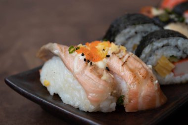 Japon geleneksel yemekleri, Bakır seramik tabakta suşi rulosu