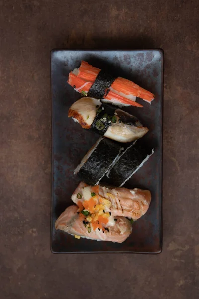 Nourriture Traditionnelle Japonaise Sushi Roll Sur Plaque Céramique Cuivre — Photo