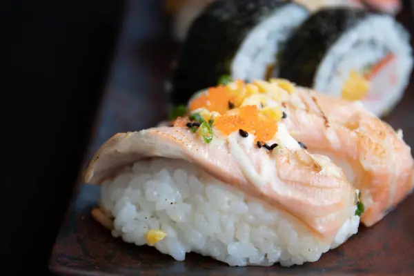 Japonské Tradiční Jídlo Sushi Roll Měděné Keramické Desce — Stock fotografie