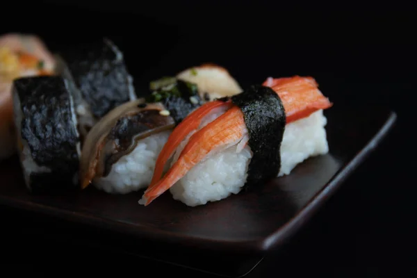 Nourriture Traditionnelle Japonaise Sushi Roll Sur Plaque Céramique Cuivre — Photo