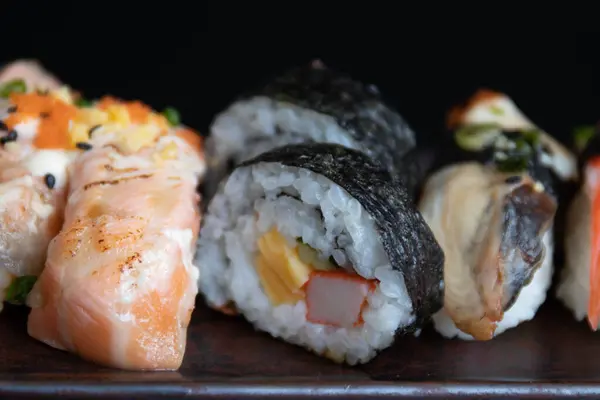 Japonské Tradiční Jídlo Sushi Roll Měděné Keramické Desce — Stock fotografie