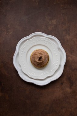 Geleneksel Fransız Lezzetli Pastası, Mont Blanc, vermicelli şeklinde tatlandırılmış kestane dökülmüş bir tatlı.