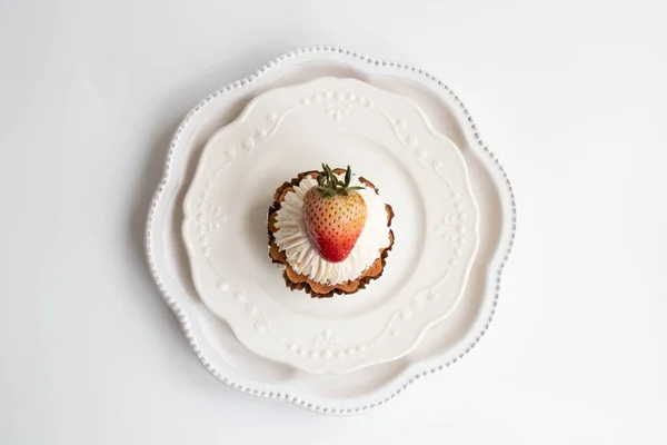Σύγχρονη Τάρτα Φρούτων Φράουλα Λευκό Φόντο — Φωτογραφία Αρχείου