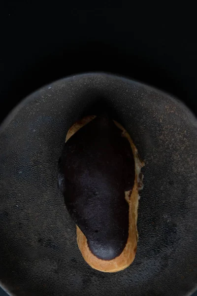 Saboroso Chocolate Aclair Uma Massa Crocante Choux Cheio Creme Chocolate — Fotografia de Stock