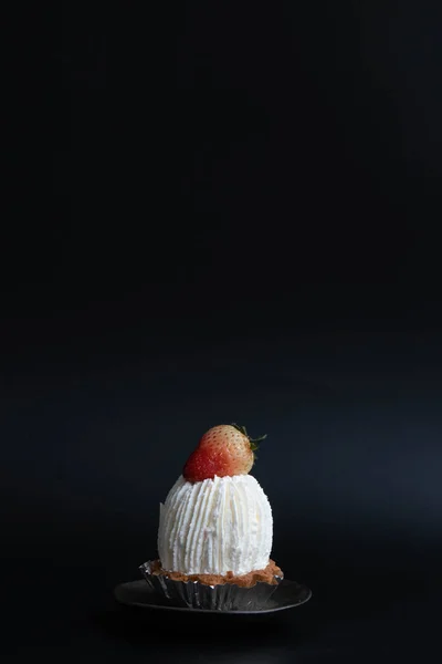 Torta Frutas Morango Moderna Fundo Preto — Fotografia de Stock