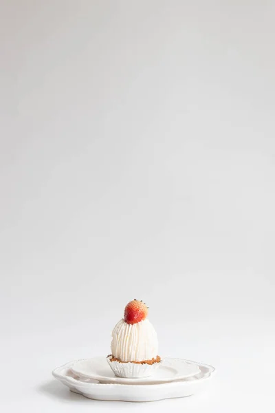 Σύγχρονη Τάρτα Φρούτων Φράουλα Λευκό Φόντο — Φωτογραφία Αρχείου