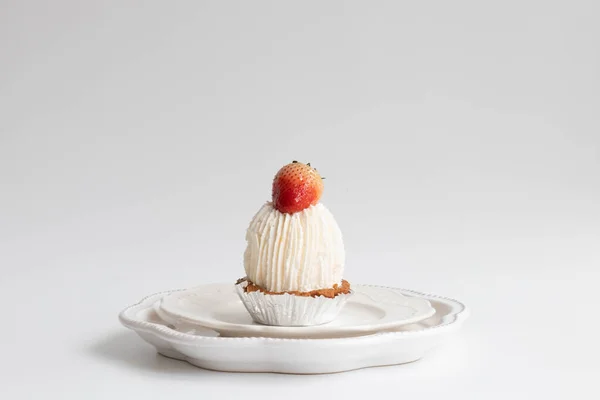 Torta Frutas Morango Moderna Fundo Branco — Fotografia de Stock