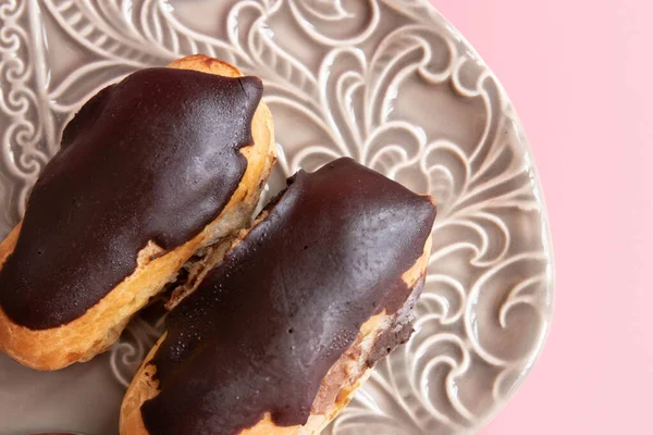 在粉红背景下 美味的巧克力杏仁糕点 一个富含巧克力糕点奶油的脆酥酥糕点 — 图库照片