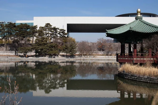 写真は2023年2月17日に撮影されたソウル国立博物館と公園 — ストック写真
