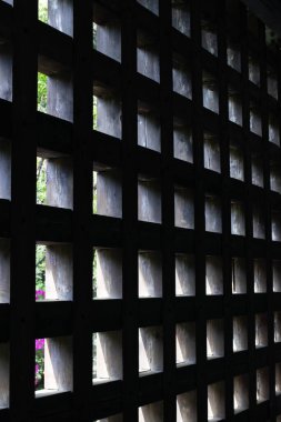 Tahta paneldeki kare boşlukta aydınlatma, fotoğrafa yakın çekim..